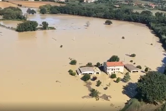 L’alluvione nelle Marche vista dall’alto: l’impressionante video