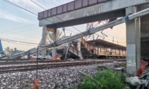 Gru crolla sui binari della metropolitana: foto e video dell'incidente