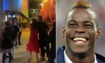 In un video Balotelli portato a braccia all'uscita di un locale