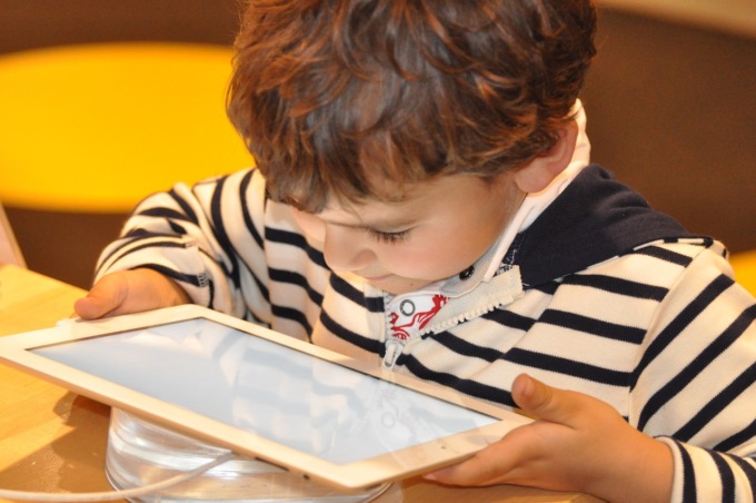 Tablet esplode in mano a bambino di 5 anni