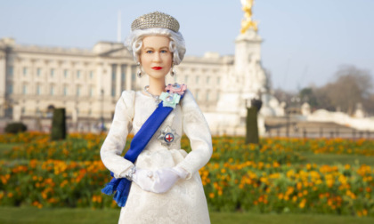Dieci curiosità sulla Regina Elisabetta: Barbie, "Cavolo", 007, cani e cavalli...