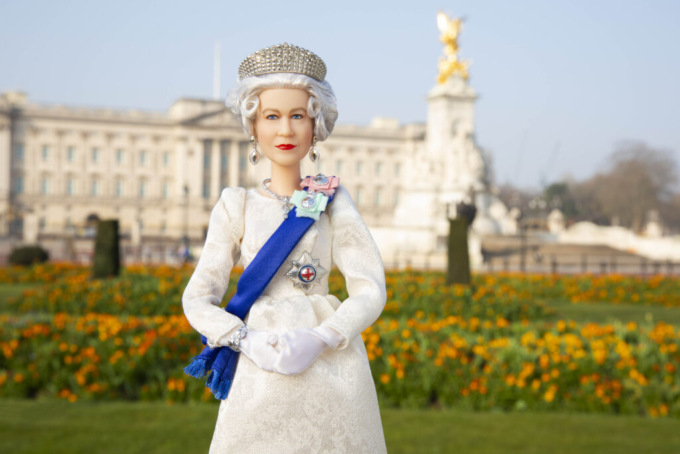 Dieci curiosità sulla Regina Elisabetta: Barbie, “Cavolo”, 007, cani e cavalli…
