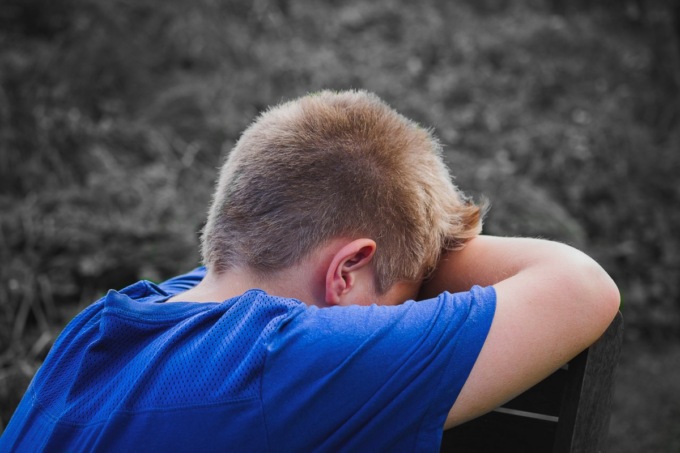 Tredicenne precipitato dalla finestra, l’ombra del cyberbullismo: quei messaggi terribili sul cellulare