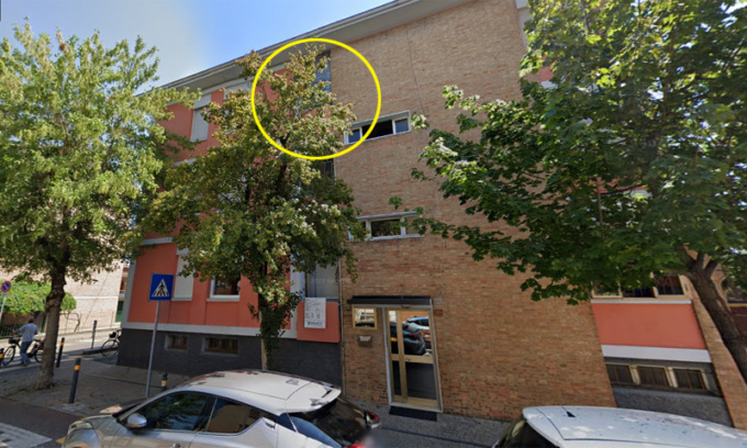 Dimentica le chiavi e cade dal balcone cercando di rincasare. Tornava dalla camera ardente del padre, morto il giorno prima