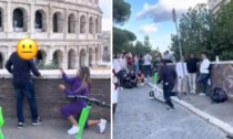 Si inginocchia davanti al fidanzato per chiedergli di sposarla davanti al Colosseo, ma lui scappa: il video