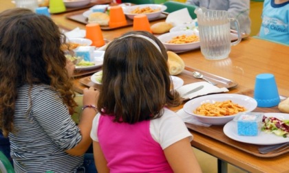 Dopo il bullone nel panino, pollo crudo servito nella mensa di un'altra scuola milanese