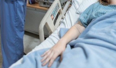 Investita donna incinta di due gemelli: uno è morto, l’altro è stato fatto nascere ma è grave
