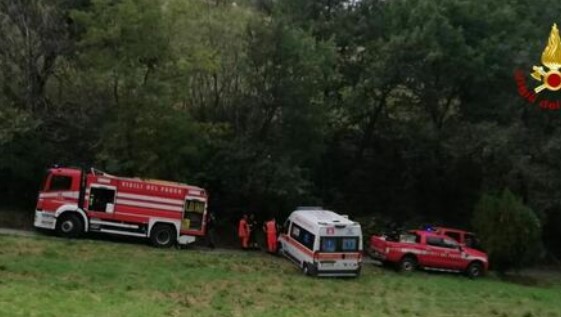 Avvolto dalle fiamme mentre brucia sterpaglie: muore carbonizzato
