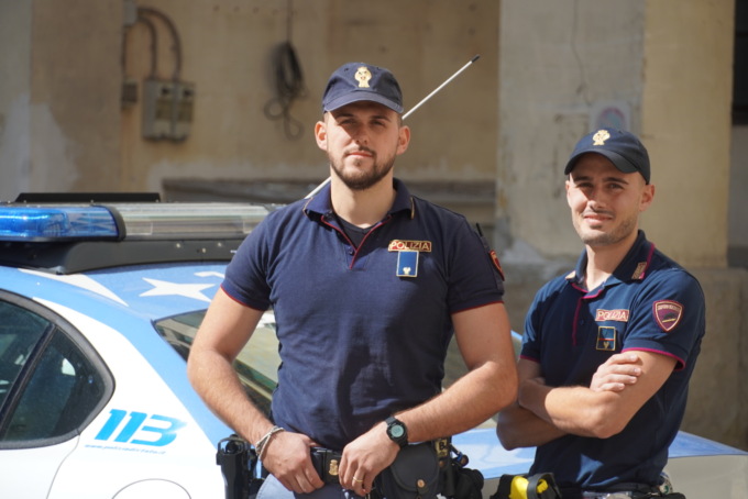 Bambina di 5 anni lasciata sola in casa rischia di cadere dal terzo piano: salvata dalla Polizia
