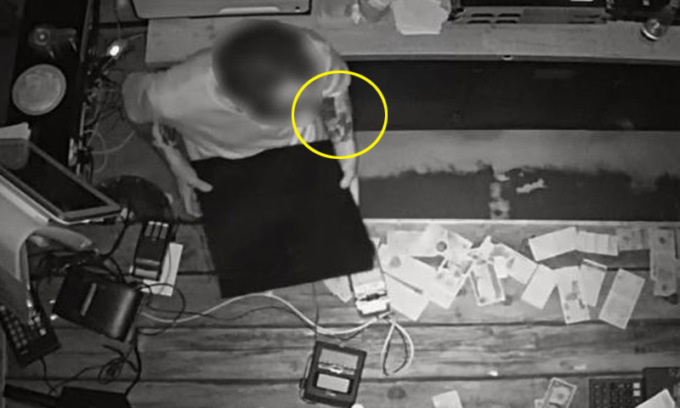“Firma” inconfondibile: ladro incauto si fa beccare dai tatuaggi