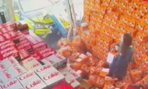 Il video dell'auto della Polizia che vola dentro un supermercato accanto a una ragazza