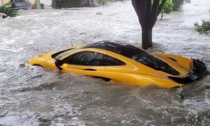 McLaren da 1,2 milioni di dollari nuova di zecca "annega" nelle strade allagate dall'uragano