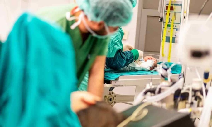 Bambino muore un anno dopo la mamma deceduta dopo il parto
