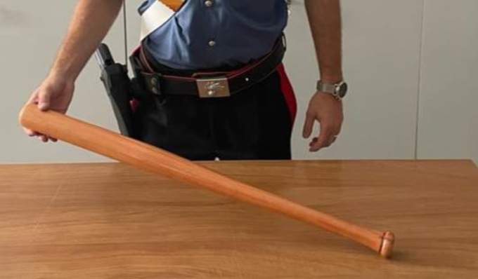 Professore picchia con una mazza due studenti 15enni che gli avevano fatto uno scherzo