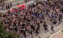 Il vergognoso saluto nazista dei tifosi croati che sfilano per Milano