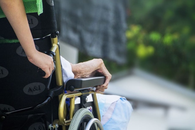 Rissa tra anziani in casa di riposo: 93enne colpito da 84enne, è in pericolo di vita