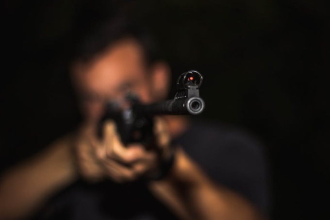 Uccide la ex a fucilate mentre va al lavoro e poi si impicca
