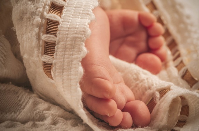 Partorisce in casa e taglia la gola alla figlia: mamma a processo