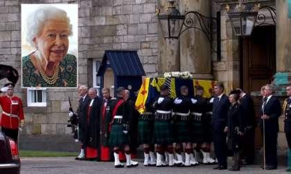 Addio alla regina Elisabetta: cosa succede oggi pomeriggio a Edimburgo