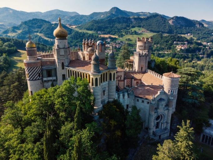 Il castello fiabesco immerso nell’Appennino bolognese che non sapevate esistesse