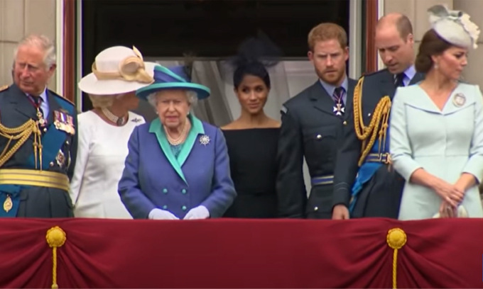 Perché si dice che il principe Harry potrebbe essere escluso dall’eredità della regina Elisabetta