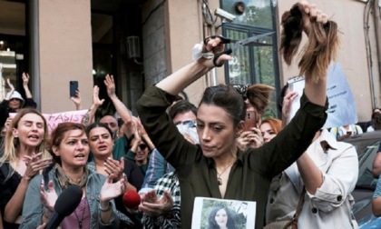 Anche le donne di Milano si tagliano i capelli contro gli omicidi e le violenze in Iran