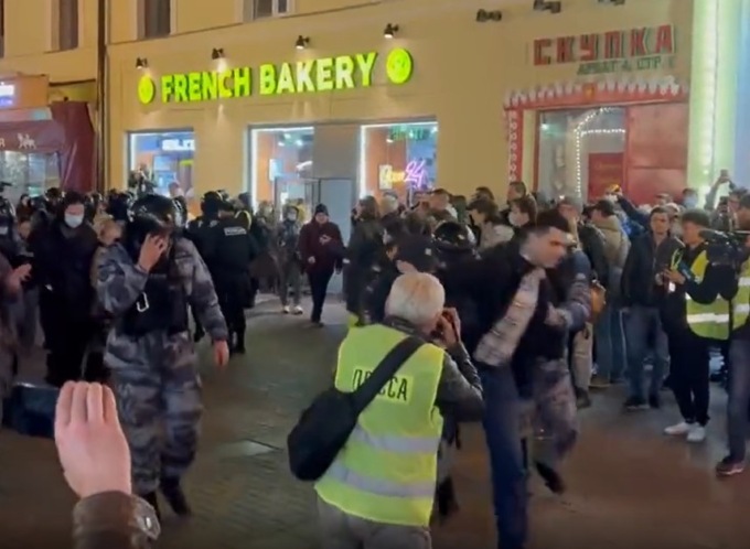 Perché i giovani stanno scappando dalla Russia e i prezzi dei voli stanno salendo alle stelle
