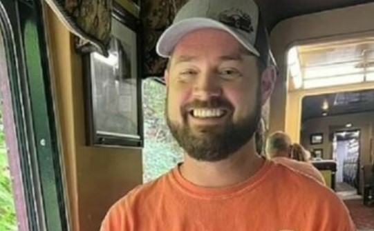 Dichiarato morto: stanno per espiantargli gli organi, ma lui muove i piedi di fronte ai video dei figli
