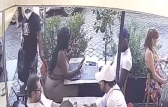Il video del ladro “mano lesta” che ruba la borsetta al bar