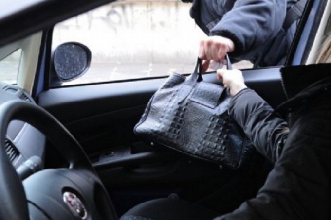 Gli stratagemmi dei truffatori d’auto, l’ultima trovata è la spazzatura sotto il tergicristallo