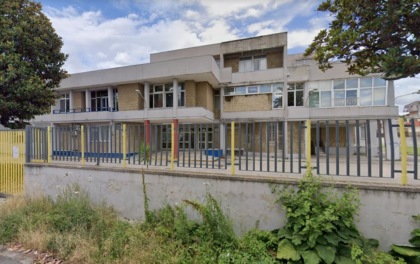 Professore ucciso a coltellate nel cortile della scuola: colpa di una nota?