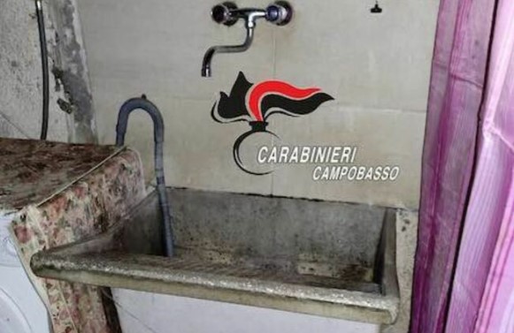 Segregata in casa per 22 anni dal fratello e dalla cognata. Poteva lavarsi una volta al mese