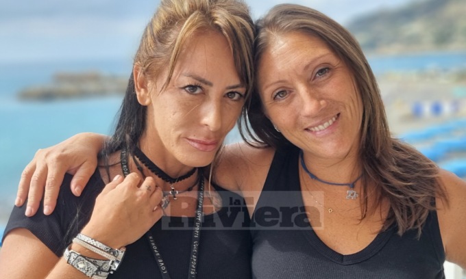 Sorelle ignoravano l’esistenza l’una dell’altra: l’incontro commovente
