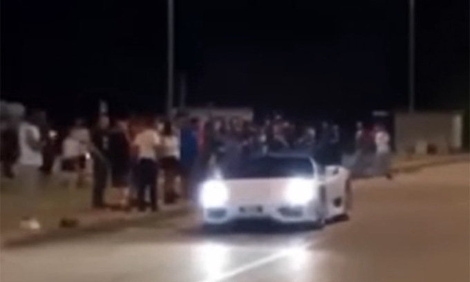La supercar che si schianta davanti alla folla al raduno notturno