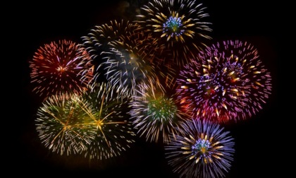 Fuochi d'artificio colpiscono il pubblico: panico alla festa patronale