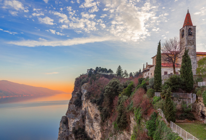 Guardare il Lago di Garda da Tremosine e immergersi nei misteri del borgo delle streghe a Triora