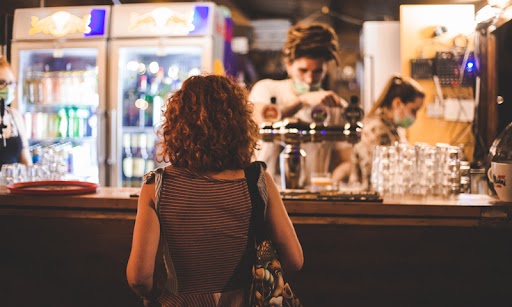 Barman fa ubriacare una 16enne poi la violenta nel bagno
