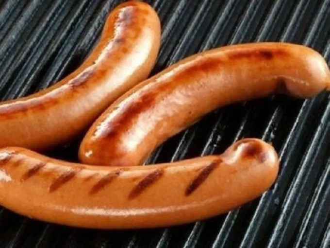 Bambino prende la salmonella dopo aver mangiato un wurstel, ritirato dal mercato: quali sono i lotti a cui fare attenzione