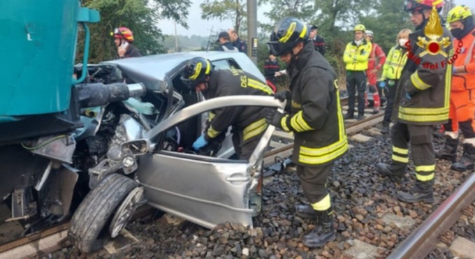 udine treno travolge auto binari