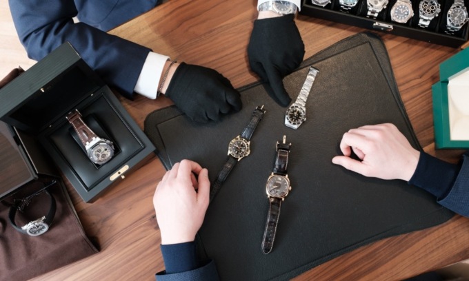 Attenti alla suocera! Ruba un rolex in casa del fidanzato della figlia e lo rivende