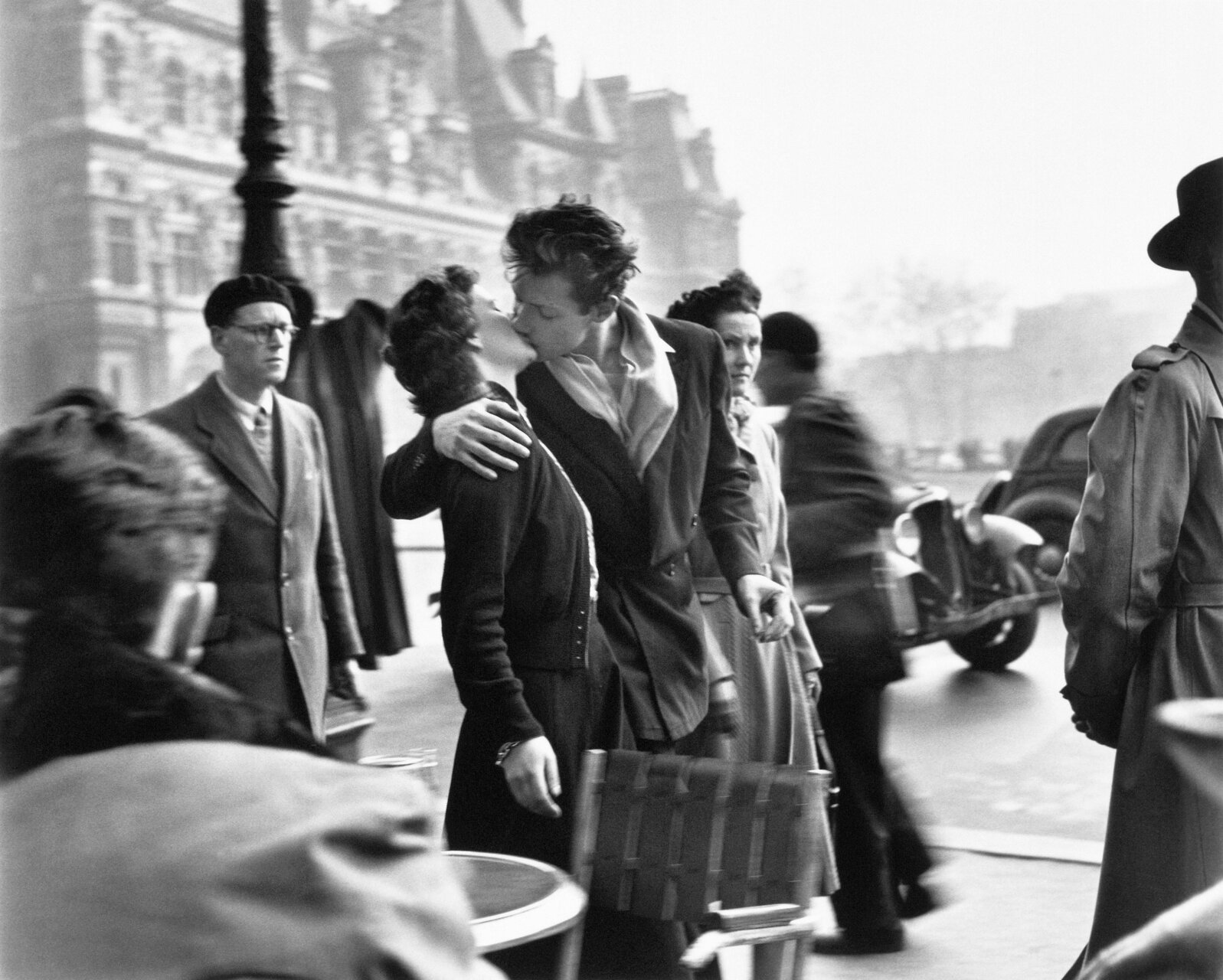 1_Robert Doisneau_Le baiser de l'Ho╠étel de Ville, Paris 1950