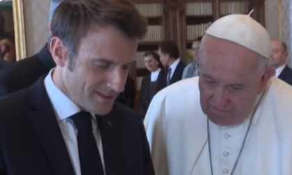 Macron, manovre di pace con Papa Francesco: "Gli ho chiesto di chiamare Putin e Biden"