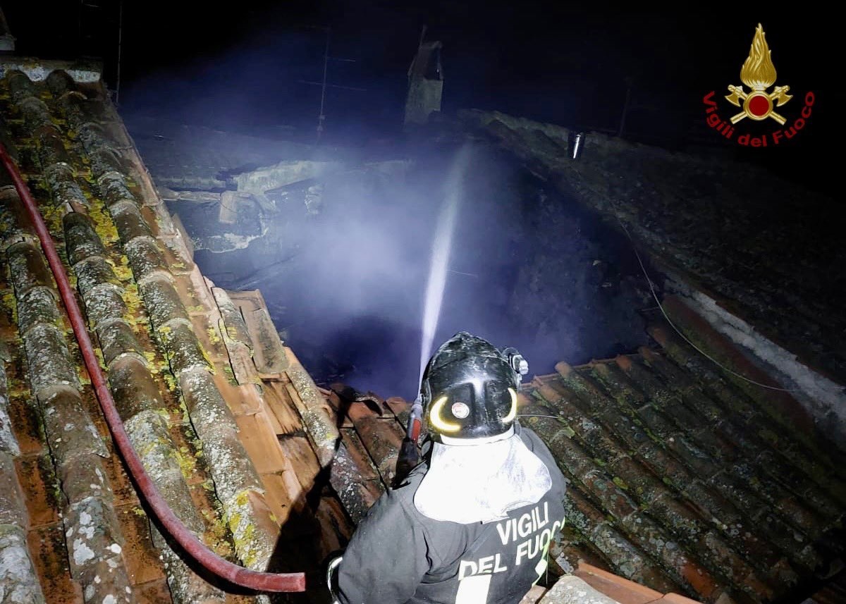 Crolla solaio di casa: Vigili del fuoco salvano mamma e due figli e restano feriti