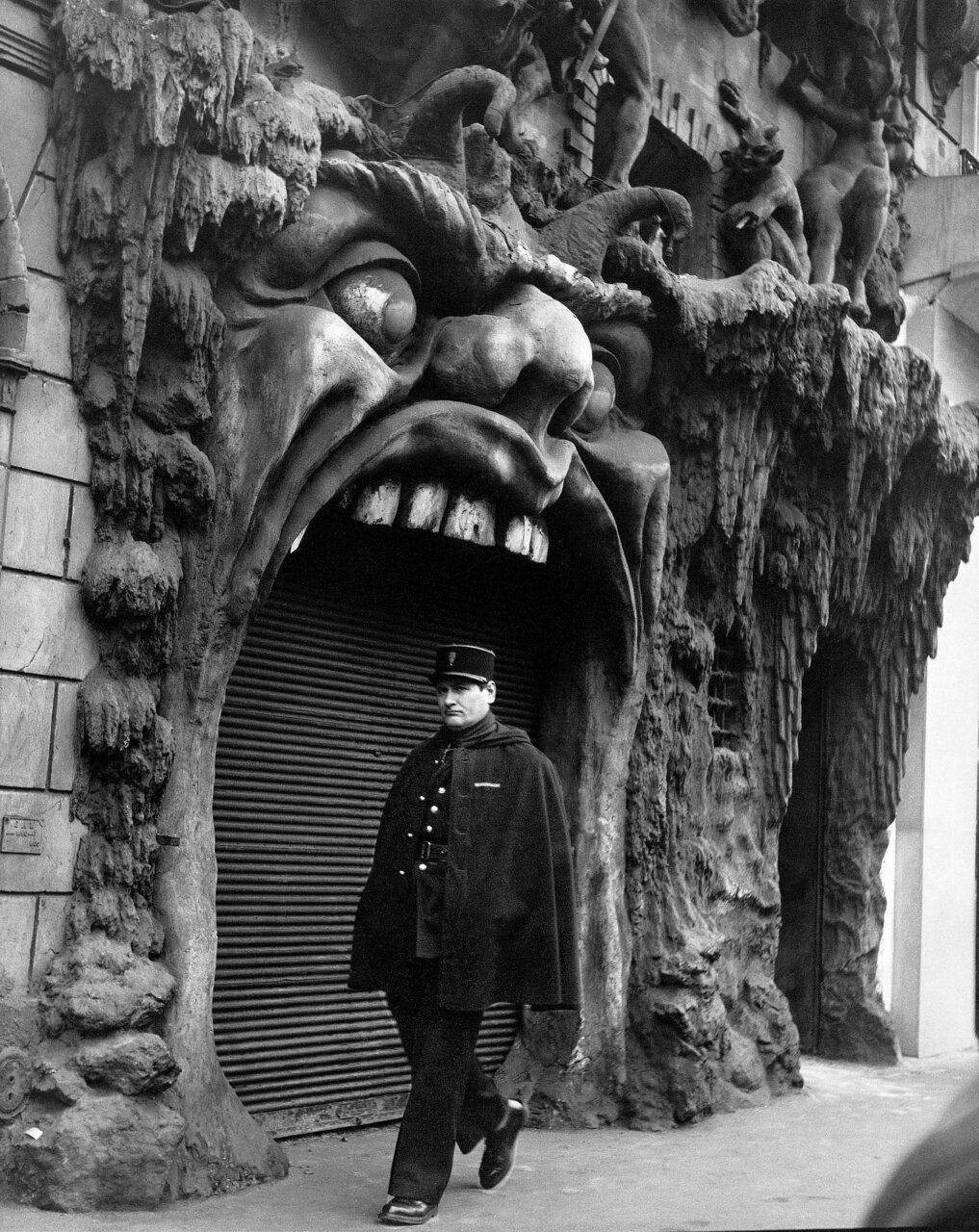 2_Robert Doisneau_L'enfer, Paris 1952