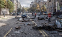 Pioggia di missili su Kiev: le immagini della devastazione. Ci sono morti e feriti
