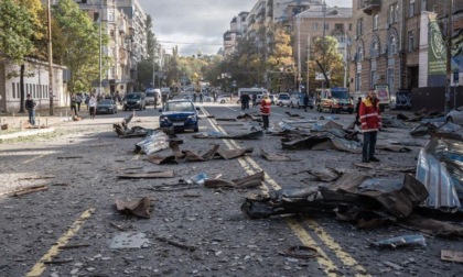Pioggia di missili su Kiev: le immagini della devastazione. Ci sono morti e feriti