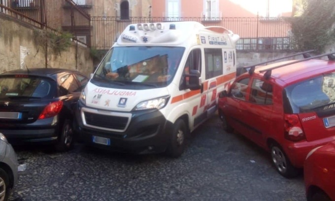“Ambulanza bloccata dalle auto in sosta selvaggia”: muore una donna. Il 118 smentisce, ma il problema resta