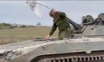 I russi alzano bandiera bianca: i soldati sul carro armato si arrendono
