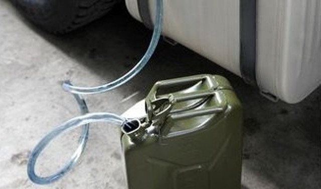 Netturbini romani beccati a rubare il carburante dai mezzi