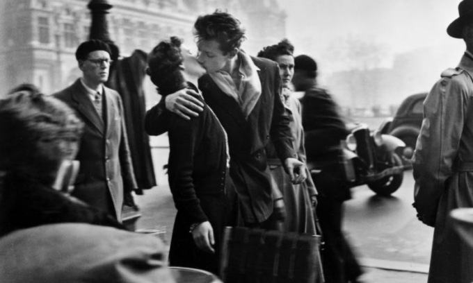 “Non solo il bacio”, la mostra fotografica torinese dedicata a Robert Doisneau